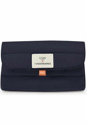 Pochette rectangulaire bleu marine avec rabat, petite languette en cuir marron et étiquette blanche indiquant "UN10 Hamburg x Les Visionnaires."
