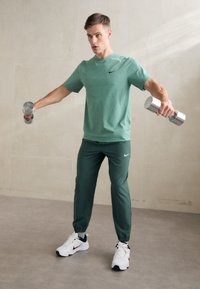 Nike Performance FORM PANT - Joggebukse - vintage green/black/silver