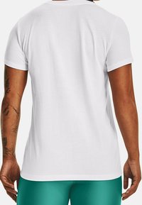 Camiseta de algodón blanca con cuello redondo clásico y mangas cortas. Textura suave y ajuste relajado, que presenta un diseño liso sin logotipos.