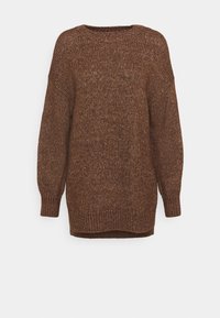 Pullover lavorato a maglia marrone con scollo tondo, maniche lunghe e polsini a coste. Vestibilità ampia con un orlo posteriore leggermente più lungo. Texture morbida.