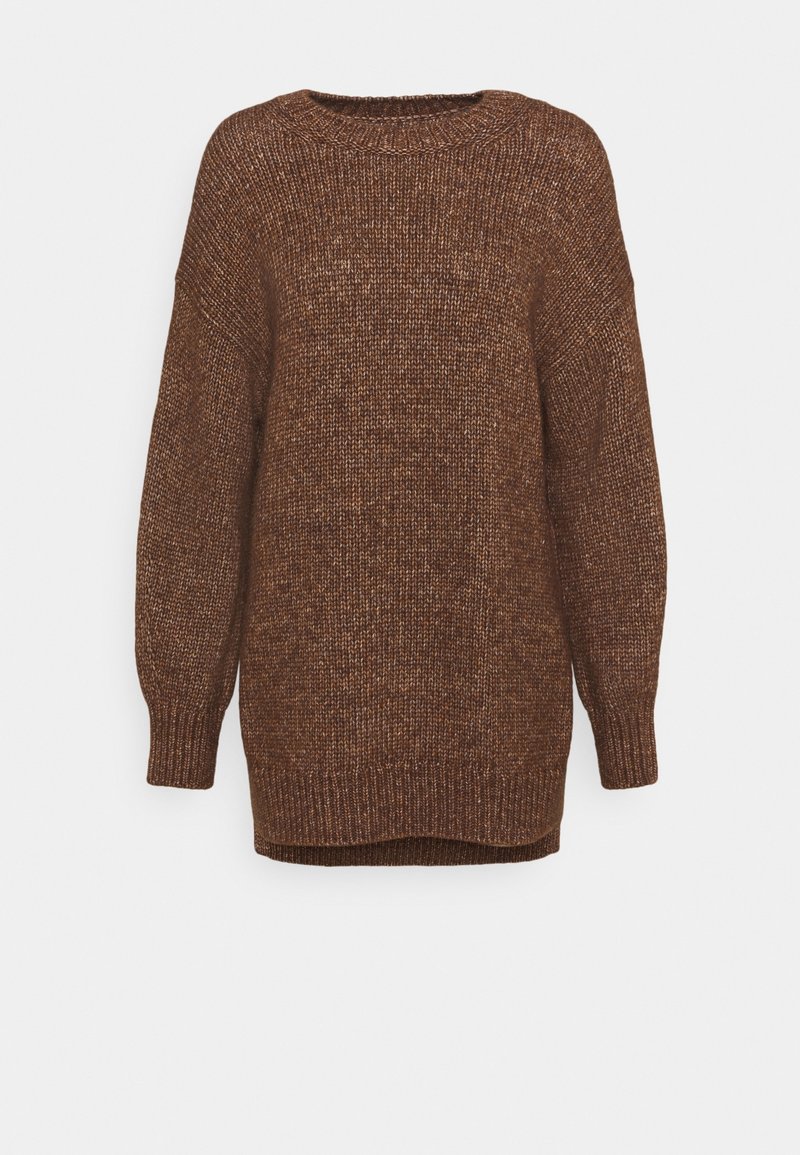 Pull en tricot marron avec un col rond, des manches longues et des poignets côtelés. Coupe ample avec un ourlet arrière légèrement plus long. Texture douce.