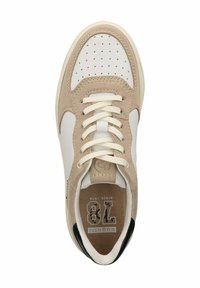 Beige Wildleder- und weiße Leder-Sneaker mit perforierter Zehenpartie, cremefarbenen Schnürsenkeln und schwarzen Akzenten an der Ferse. Mit Logo auf der Zunge.
