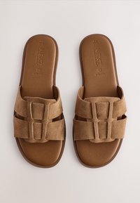 Tagant lahtised kingad - tan brown