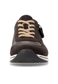 Baskets marron foncé avec lacets beiges, fermeture éclair latérale et semelle en caoutchouc noire et blanche vues de face.