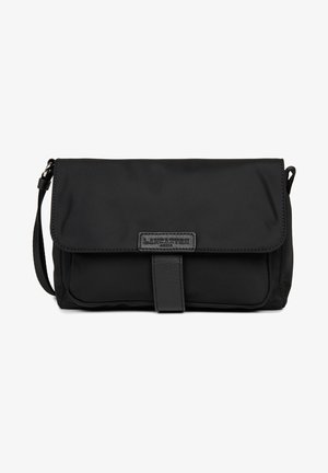 Sacoche noire en nylon avec un rabat pliable, accent en cuir texturé et un patch logo. Dotée d'une sangle amovible pour plus de polyvalence.