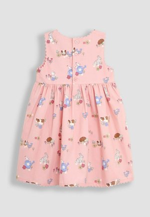 Robe sans manches rose avec un col à volants, ornée d'animaux de dessin animé et de fleurs. Fabriquée en tissu léger avec une jupe évasée et un système de fermeture à boutons.