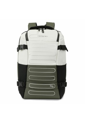 Weißer, olivgrüner und schwarzer Rucksack mit mehreren horizontal gepolsterten Abschnitten, verstellbaren seitlichen Gurten, einer vorderen Reißverschlusstasche und einem Tragegriff oben.