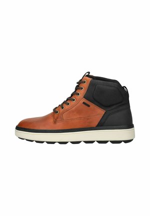 Zapato alto de piel marrón con acentos negros, lados texturizados y cordones redondos. Cuenta con una suela acolchada con un dibujo en la suela para un mejor agarre.