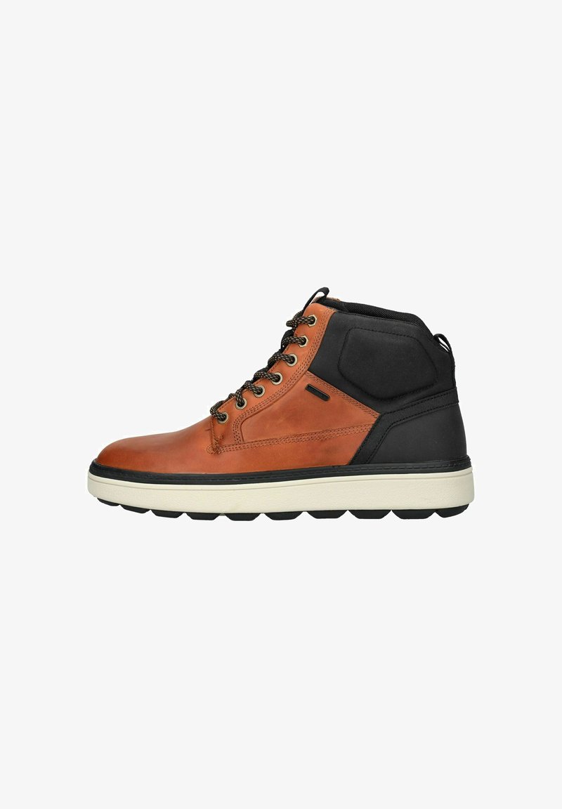 Chaussure montante en cuir brun avec des accents noirs, des côtés texturés et des lacets ronds. Dispose d'une semelle rembourrée avec un motif de semelle pour l'adhérence.