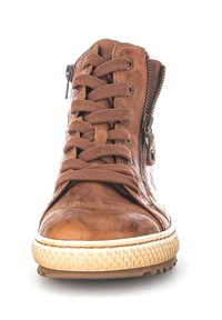 Bottine en cuir marron avec surface texturée, bout rond, lacets, fermeture éclair sur le côté et semelle en caoutchouc avec un motif.