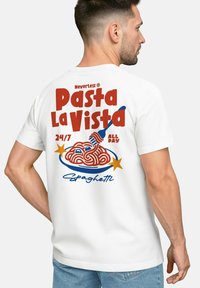 Weißes Baumwoll-T-Shirt mit einem bunten Grafikdesign auf der Rückseite, das roten und blauen Text, eine Illustration eines Spaghetti-Tellers und dekorative Sterne zeigt.