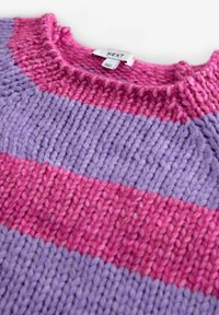 Suéter de punto grueso con amplias rayas horizontales en rosa y lavanda, con un cuello redondo y una etiqueta de marca visible en el interior.