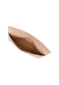 Beige Leder-Clutch mit glatter Textur. Das offene Innere zeigt ein helles Innenfutter mit wiederholtem Markenlogo-Muster. Einfache ovale Aussparung als Griff.