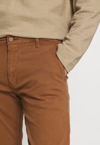 Levi's® Chino - ochre