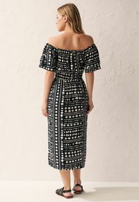 Next OFF SHOULDER - REGULAR FIT - Freizeitkleid - black white spot