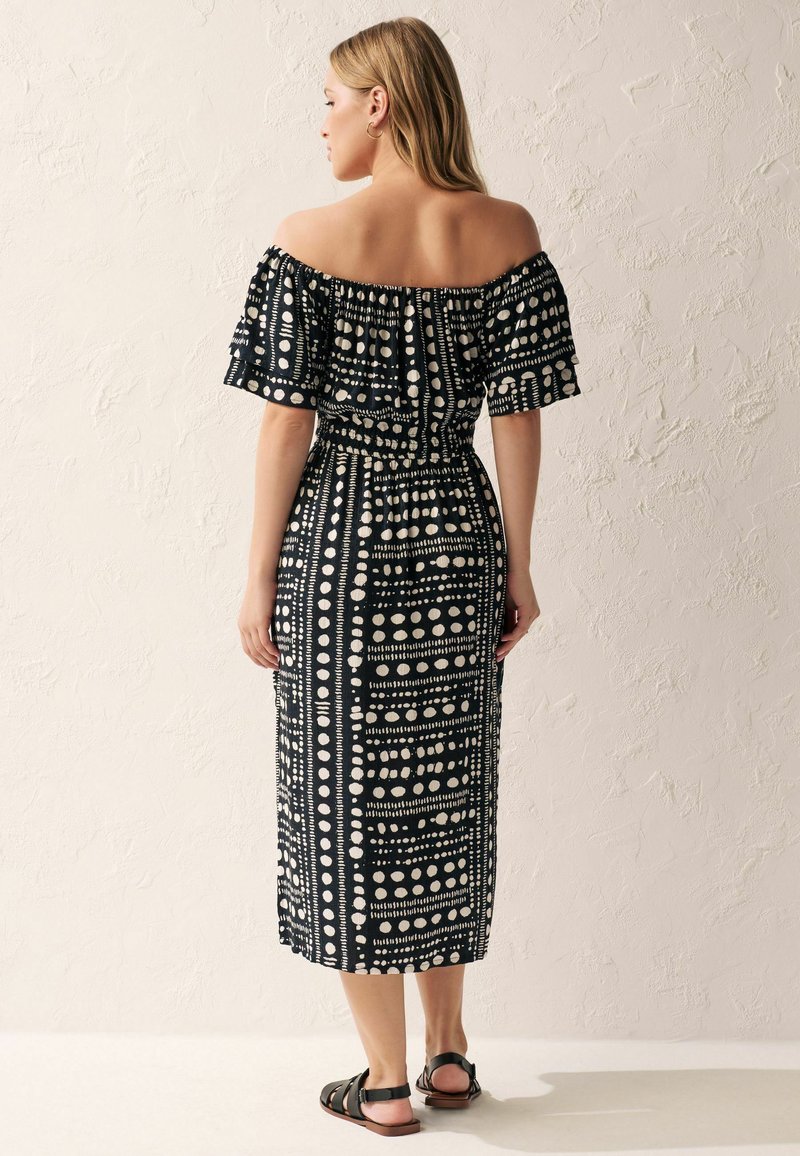 Next OFF SHOULDER - REGULAR FIT - Freizeitkleid - black white spot