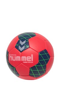 Pallone da allenamento rosso con superficie testurizzata, caratterizzato da un motivo a griglia blu navy e verde e con il marchio bianco "hummel". Design a pannelli esagonali.