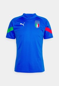 Niebieska koszulka sportowa z krótkim rękawem, wykonana z oddychającego materiału. Posiada zielone i czerwone paski na rękawach oraz emblemat Włoch z gwiazdkami.