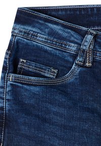 Jean en denim bleu foncé avec un design délavé, comprenant une poche avant et des coutures visibles le long de la ceinture et des bords de la poche.