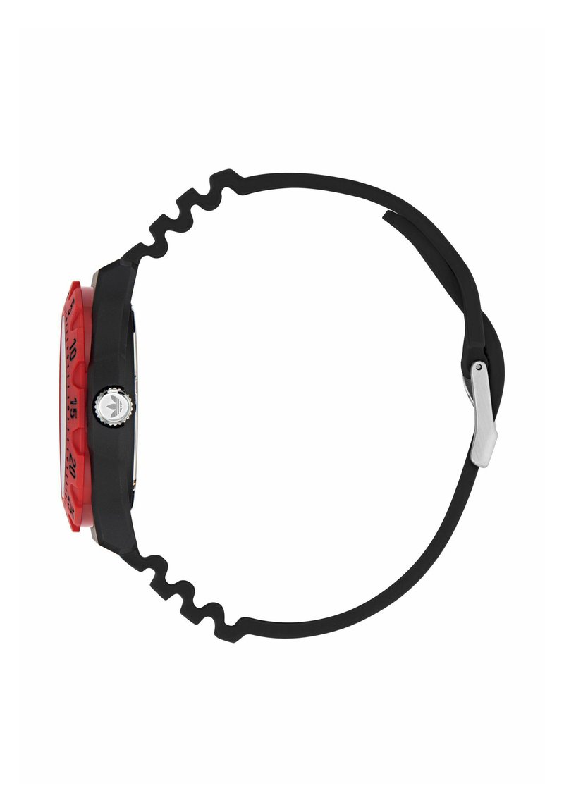 Reloj digital rojo con esfera rectangular, correa de silicona negra y acentos texturizados, que presenta grandes números y una corona plateada.