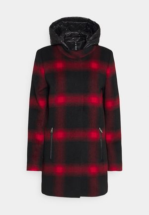 Lang sort og rød ternet frakke med to lynlåslommer foran og en aftagelig skinnende sort quiltet hætte.