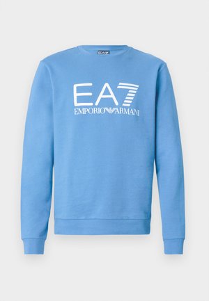 Hellblauer Pullover mit Rundhalsausschnitt, langen Ärmeln und gerippten Bündchen. Auf der Vorderseite befindet sich ein weißer Logo-Schriftzug "EA7 EMPORIO ARMANI".