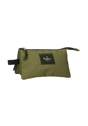 Bolsa rectangular con cremallera de color verde oliva, con asa negra y parche de marca negro que dice Pepe Jeans London en el frente.