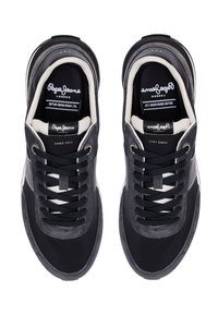 Schwarze Sneakers aus einer Mischung von Wildleder und Textil, mit weißen Akzenten, schwarzen Schnürsenkeln, gepolstertem Schaftrand und Logodetails auf der Zunge.