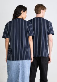 Tommy Jeans VERTICAL STRIPE TEE UNISEX - Camiseta estampada - dark night navy
