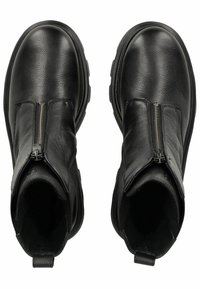 Botas de cuero negro hasta el tobillo con cierre de cremallera, punta redonda y suela de goma gruesa; superficie texturizada con acentos mínimos.