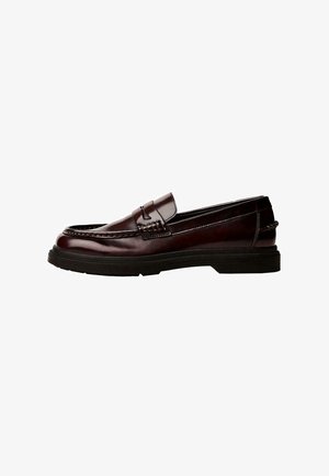 Bruine leren loafers met een ronde neus, gedetailleerde stiksels en een rubberen zool. Voorzien van een decoratieve band, gladde textuur.