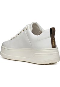 Sneaker in pelle bianca con suola spessa e testurizzata, occhielli dorati e dettaglio marrone a motivo sul tallone. Design semplice e elegante.