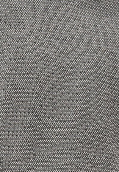 Tissu gris texturé avec de petites boucles surélevées et espacées de manière uniforme, créant un motif régulier sur toute la surface.