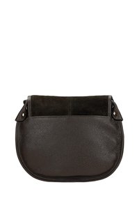 Torebka w kształcie półksiężyca z ciemnobrązowej skóry i zamszu, z zagiętymi krawędziami górnymi i metalowymi nitami po bokach.