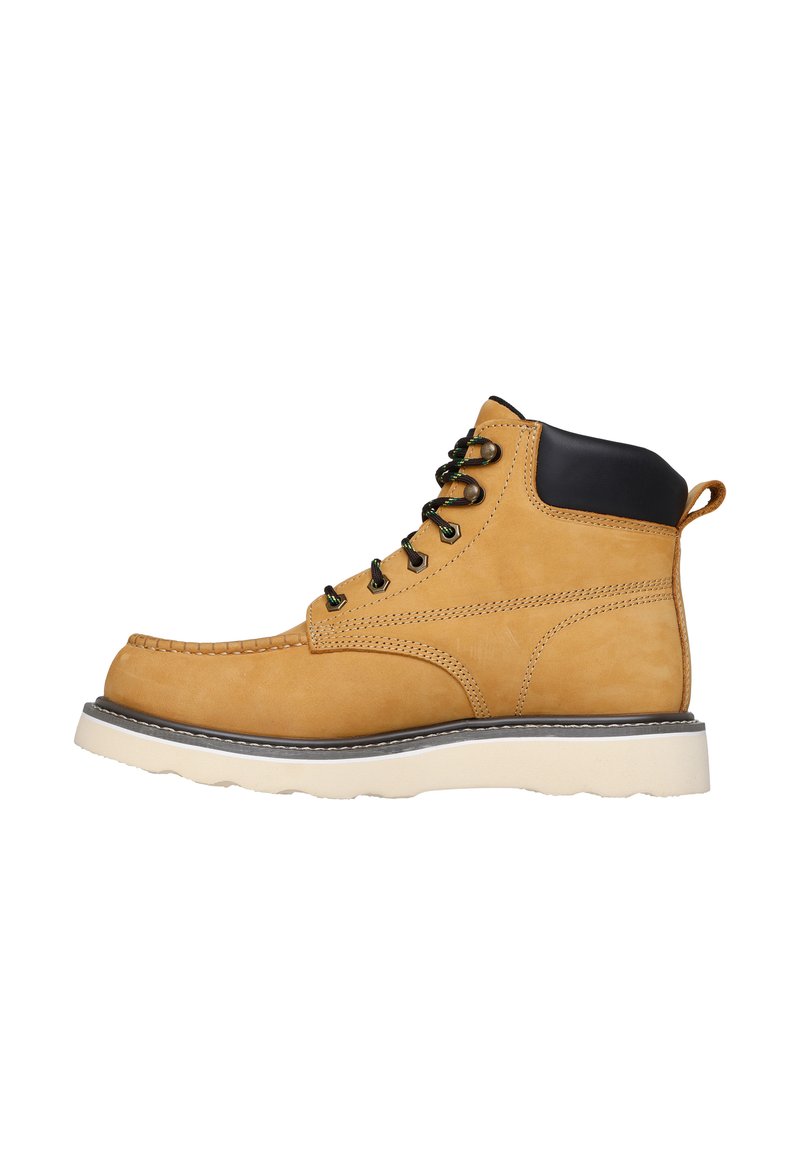Bota de tobillo de cuero marrón con cuello acolchado negro, cordones negros y verdes, suela blanca y tirador en el talón, mostrada en perfil lateral.