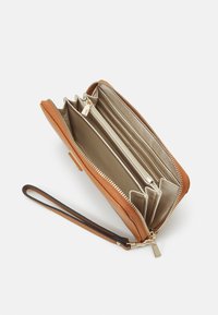 Portafoglio in pelle tan con chiusura a zip, dotato di molteplici scomparti, una tracolla e una fodera interna liscia di colore beige chiaro.