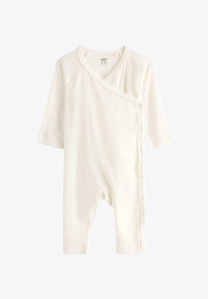 Weißer gestrickter Babystrampler mit langen Ärmeln, seitlichen Druckknöpfen und einem subtilen vertikalen Streifenmuster, Größe Neugeborenes.