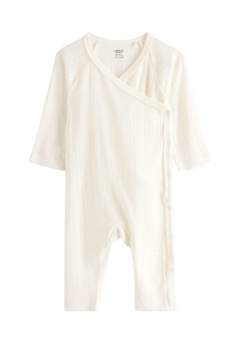 Combinaison en tricot blanc pour bébé avec des manches longues, des boutons-pression sur le côté et un motif rayé vertical discret, taille nouveau-né.