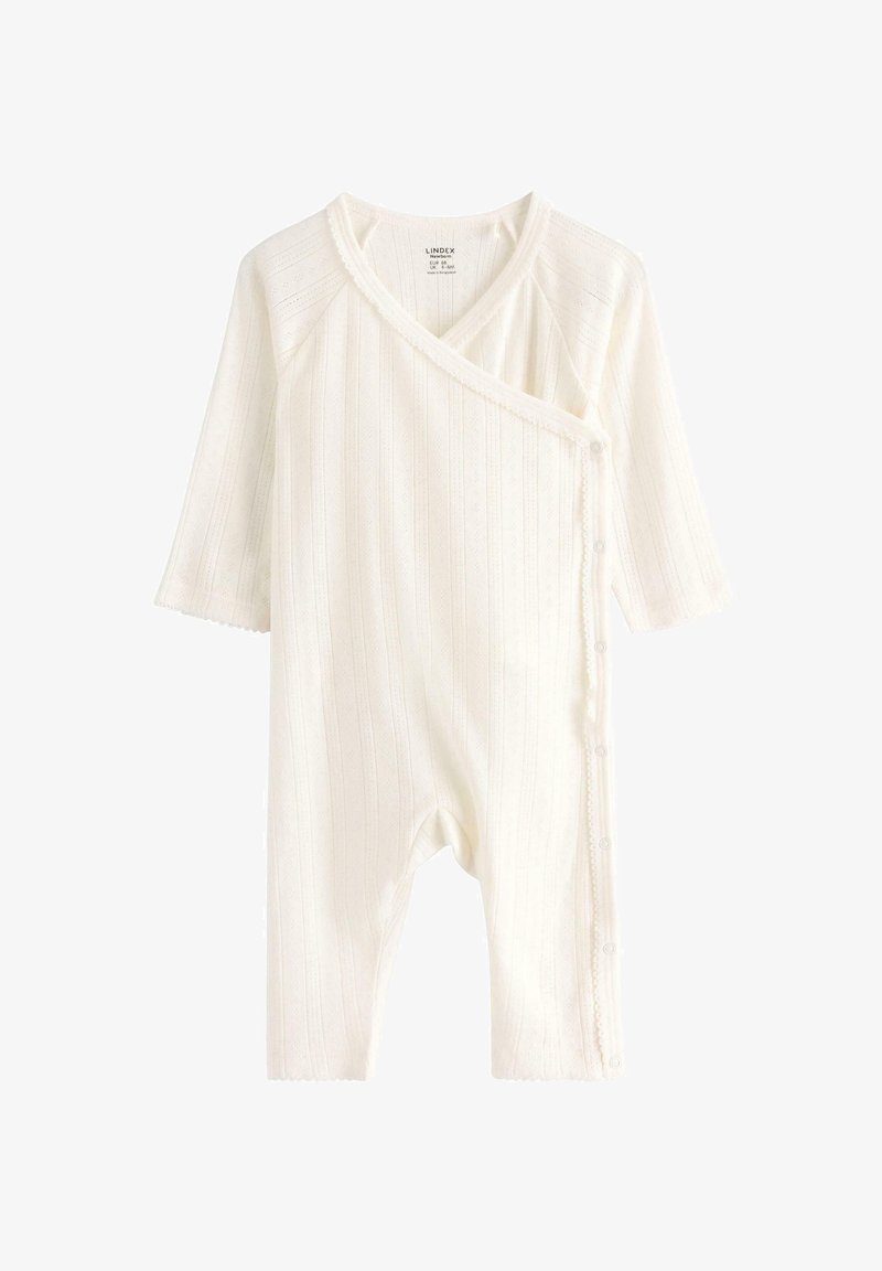 Combinaison en tricot blanc pour bébé avec des manches longues, des boutons-pression sur le côté et un motif rayé vertical discret, taille nouveau-né.