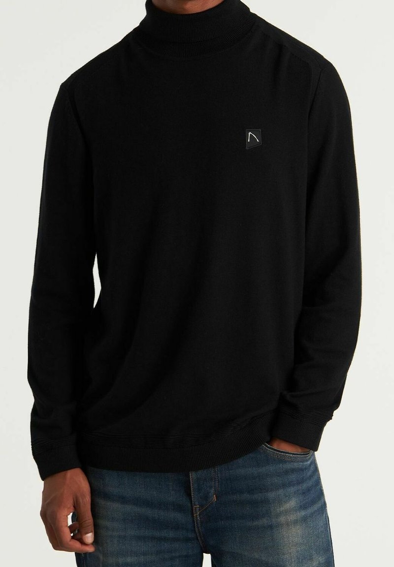 Schwarzer Rollkragenpullover aus einem weichen, strukturierten Stoff. Verfügt über eine schmale Passform, gerippte Bündchen und ein kleines Logo auf der linken Brust.