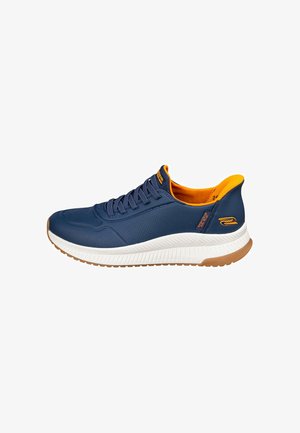 Blauer athletischer Sneaker mit orangefarbenem Innenfutter, weißer strukturierter Sohle, brauner Profilsohle und blauen Schnürsenkeln, von der Seite gezeigt.