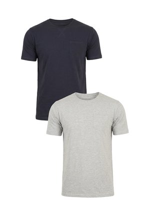 Twee effen T-shirts met korte mouwen en ronde hals met borstzakken, één donker marineblauw en één lichtgrijs, weergegeven op een witte achtergrond.