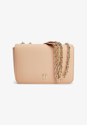 Beige leren crossbodytas met een gouden kettingriem en goudkleurig TH-logo aan de voorkant, getoond op een witte achtergrond.