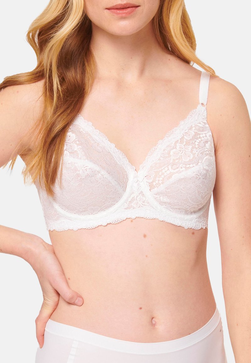 Witte kanten bralette met een zachte driehoekige vorm, bloemenkantpatroon en verstelbare bandjes. Glad onderband en gegolfde randen zijn opvallend.