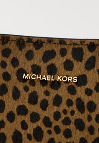 MICHAEL Michael Kors SATCHEL - Handbag - husk multi