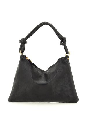 Borsa a spalla in pelle nera con cinturini annodati e hardware dorato, caratterizzata da una texture morbida e leggermente stropicciata e una chiusura a zip superiore.