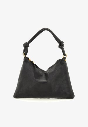 Borsa a spalla in pelle nera con cinturini annodati e hardware dorato, caratterizzata da una texture morbida e leggermente stropicciata e una chiusura a zip superiore.