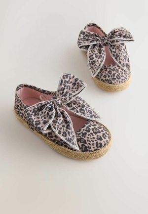 Kurpes ar leoparda raksta audumu un lielu loku, ar espadrilles stila džutas zolēm un mīkstu rozā odere.