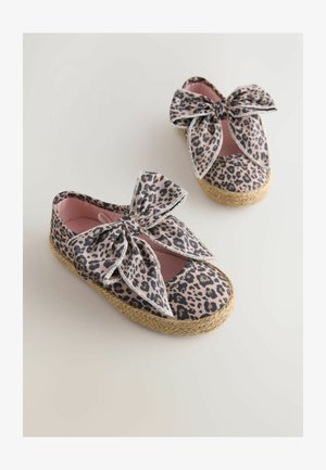 Schuhe aus Stoff mit Leopardenmuster und großer Schleife, mit espadrille-ähnlichen Jute-Sohlen und einem weichen, rosa Innenfutter.