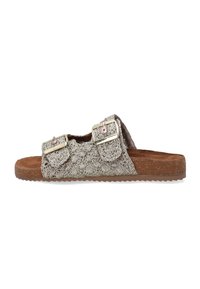 Vævet sandal med to spænde-remme, lys beige farve, tekstureret overflade, brun fodseng og gummisål med bølgemønster.